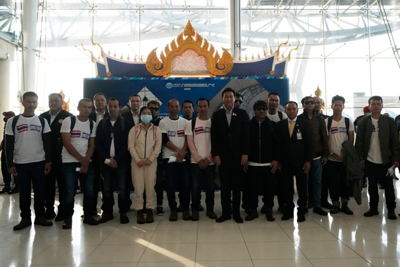 首批获释的17名泰国人返回泰国。 美联社