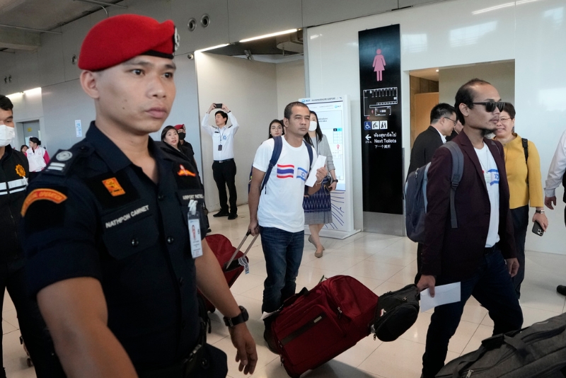 首批获释的17名泰国人返回泰国。美联社