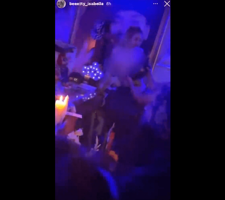 脱衣舞孃几乎全裸地椅着棺材跳不雅舞姿，还一度以肾部和胸部磨蹭死者的骨灰瓮，乖诞程度令人侧目。