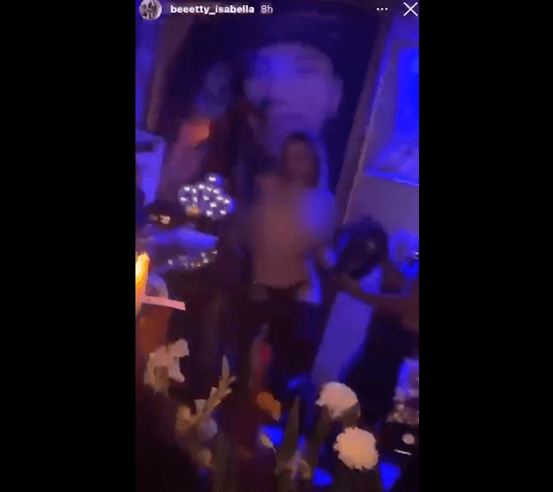 这与其说是追悼会，不如说是一场疯狂派对。