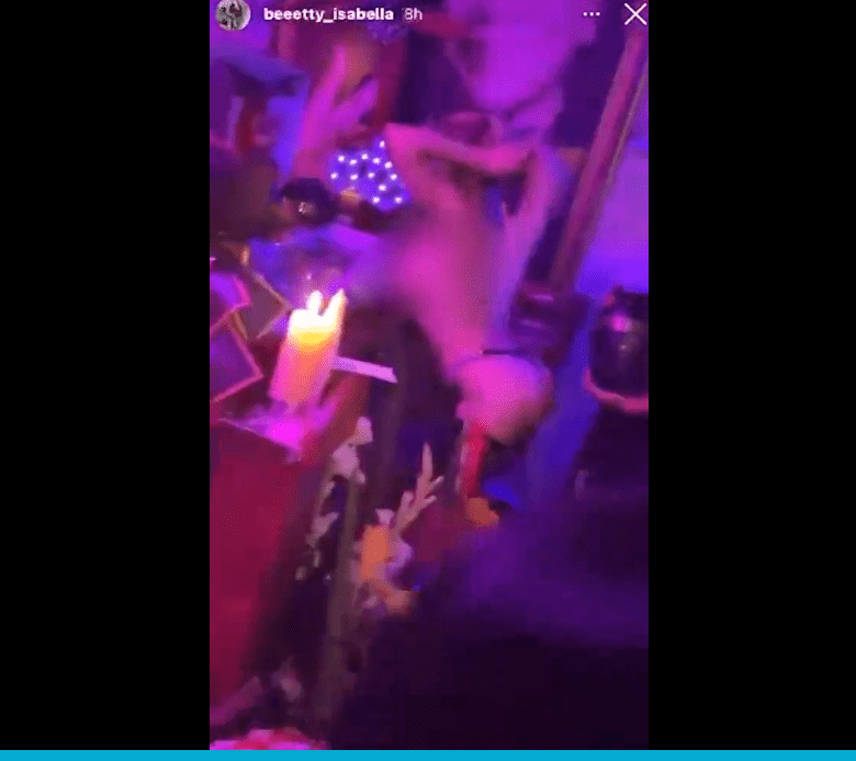 一名男子拿住卡洛斯的骨灰瓮，放在脱衣舞孃的屁股上。