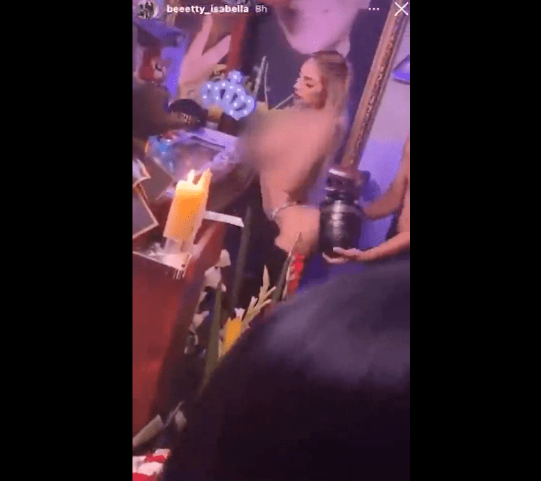 众人在追悼会上的行径，令人侧目。