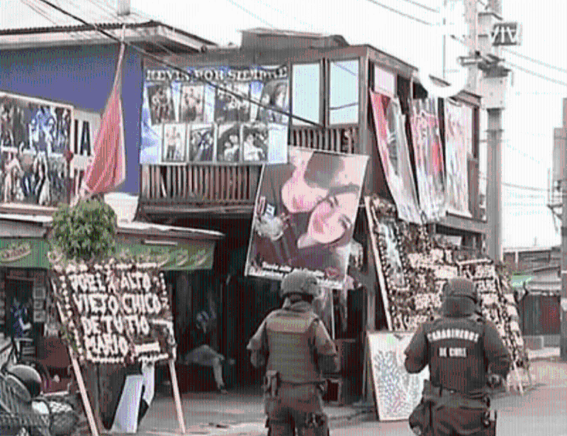 卡洛斯的家人为了悼念他，在圣拉蒙镇的家门前搭建了一个帐篷，挡住了行人道的中央。