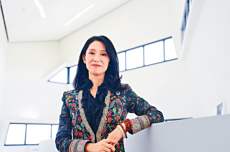 林芬与团队用7年时间拍摄和制作纪录片《琼英卓玛：次第花开》。