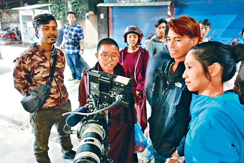 林芬(右一)与团队横跨不同地区拍摄女尼的故事。