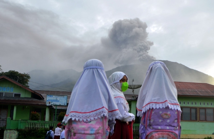 马拉皮火山爆发，附近学校清楚看见。