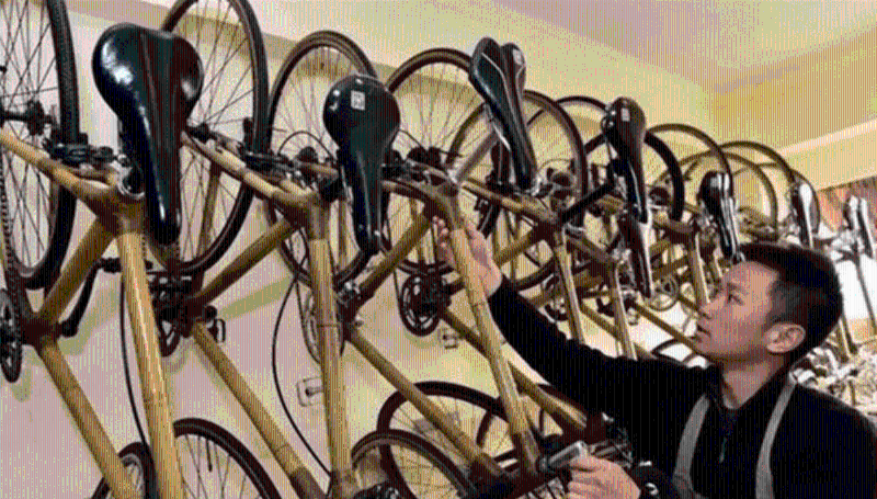 谭江永的第一辆竹制单车被一位瑞典人以4500元人民币的价格买走。