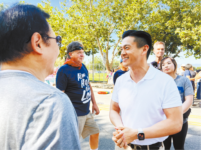 罗达伦与选民交流。记者王蔚摄