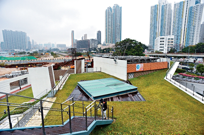 渠务署在九龙城1号污水泵房试用透水路面、草砖等可持续排水措施。
