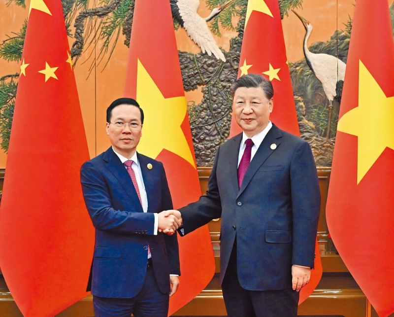 国家主席习近平将于12日至13日赴越南进行国事访问。 图为10月北京一带一路论坛，习近平（右）会见越南国家主席武文赏（左）。
