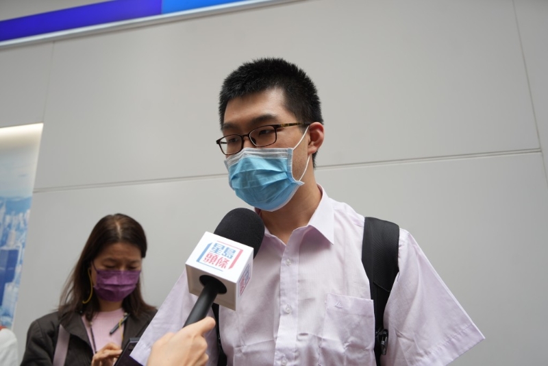 从内地移居香港六年的冯先生表示，自己是被无人机表演吸引而来取票。