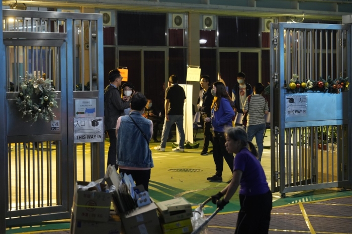 《星岛网》晚上在新蒲岗陈南昌中学票站所见，职员要求票站内的选民到室外等待