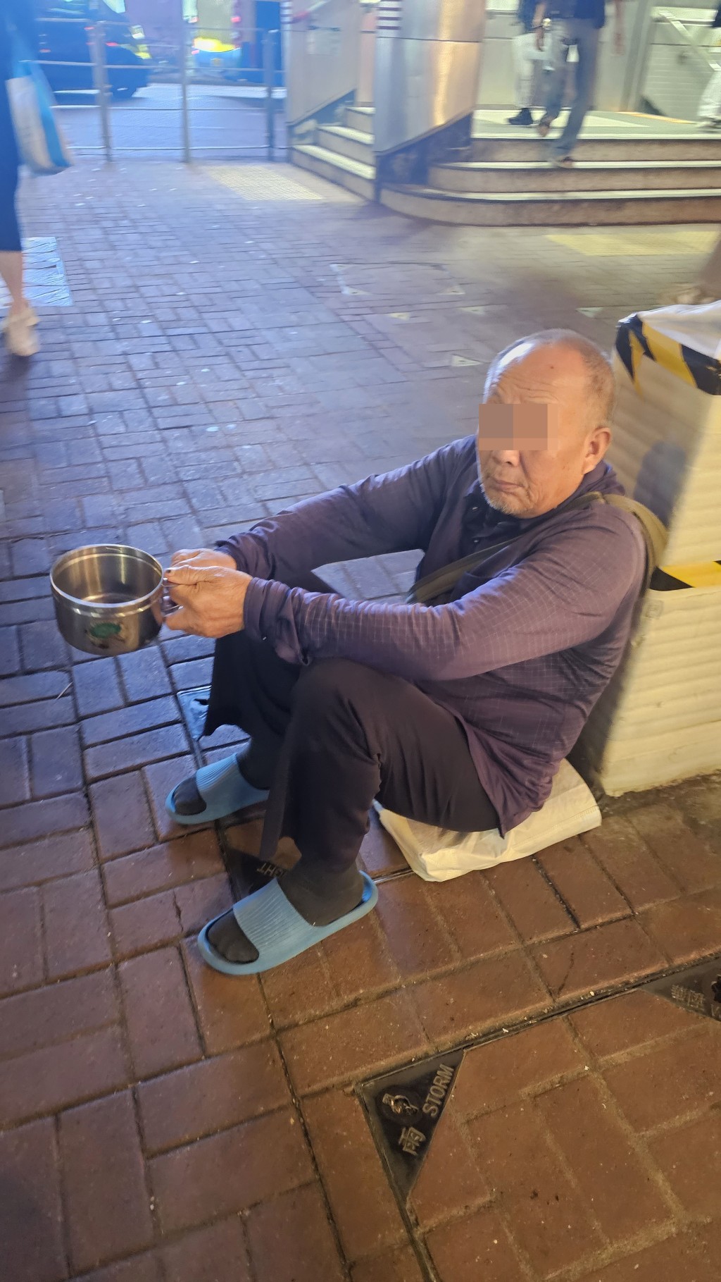 星岛独家 内地丐帮涌港乞金,断手汉化身艺术家用嘴写书法 星岛环球网