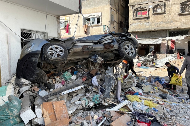 世卫斥以军破坏加沙阿德万医院，酿8病人死亡。图为院外遭轰炸后，汽车损毁。路透社