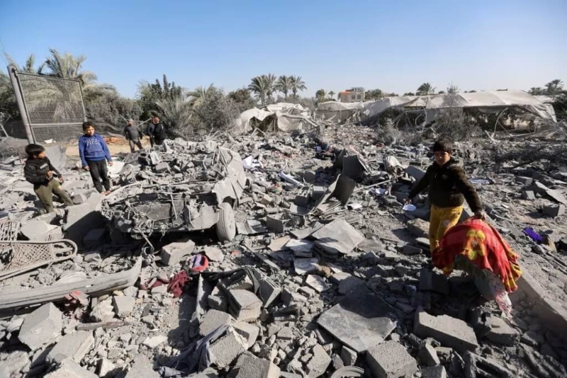 巴勒斯坦人22日聚集在受损民宅附近