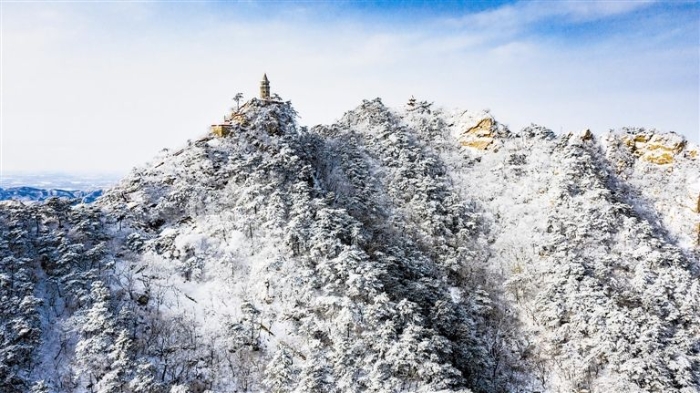 天津，近日迎来降雪，给蓟州北部山区带来了迷人的雪景。