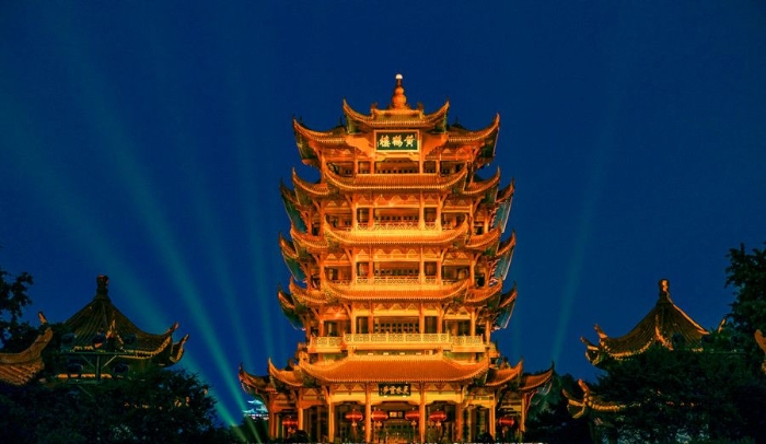 武汉，夜游黄鹤楼光影表演。