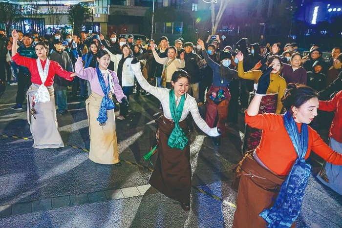 成都，街头的锅庄舞会。