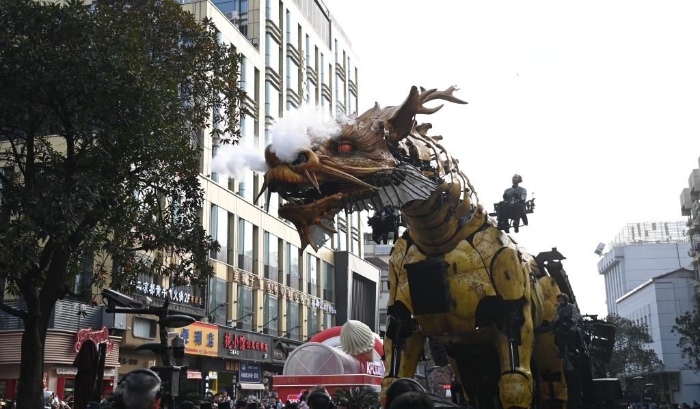 杭州：机械装置艺术品街头巡游。