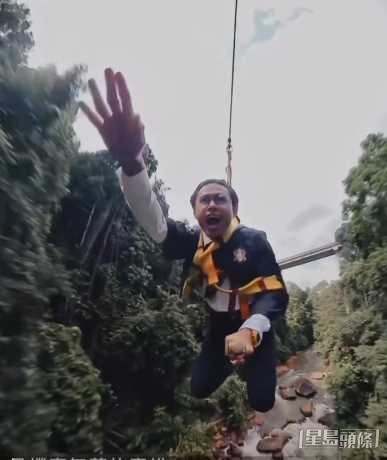 有旅客上载到马来西亚历奇乐园玩飞索片段，事主穿上哈利波特戏服，高速穿梭大树间 。