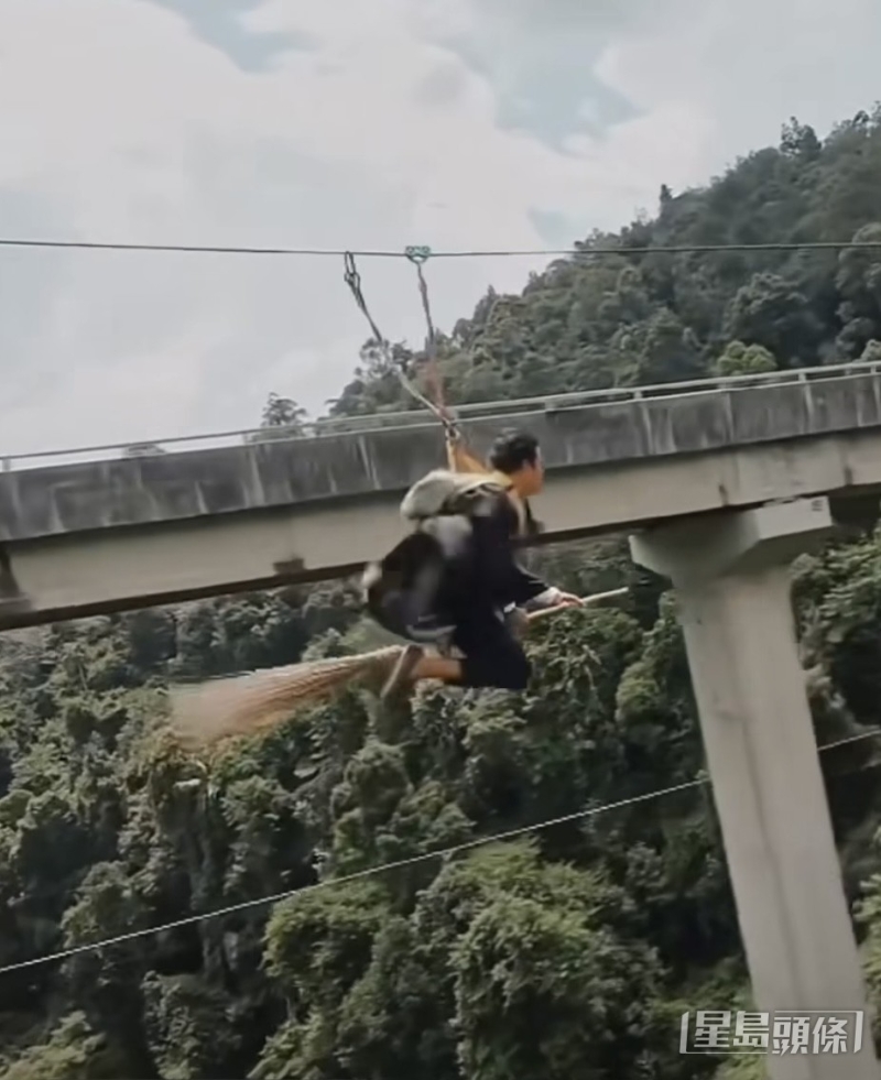 有旅客上载到马来西亚历奇乐园玩飞索片段，事主穿上哈利波特戏服，高速穿梭大树间。