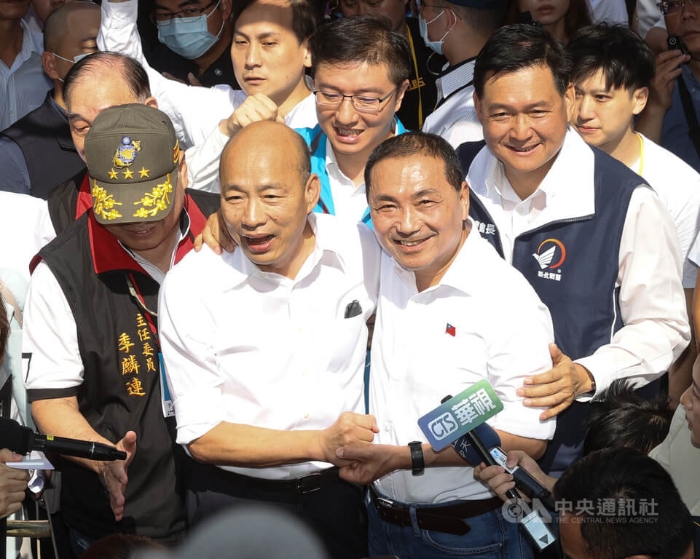 韩国瑜（前左）与侯友宜（前右）为这次选战再次团结。