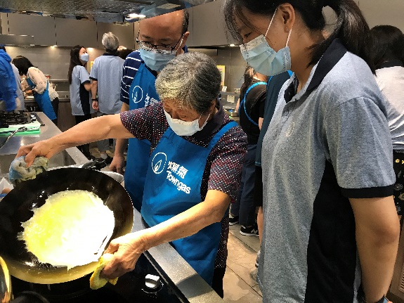 煤气公司与香港圣公会福利协会合作，推出《煮播2.0》计划，让患有轻度认知障碍的长者在烹煮过程中同时进行认知训练。
