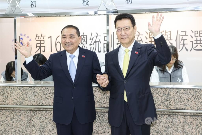 侯友宜（左）与赵少康（右）携手前往“中选会”登记参选