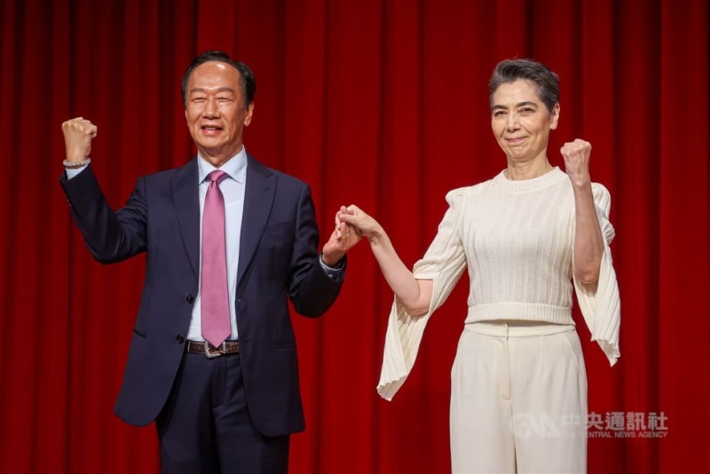 鸿海创办人郭台铭（左）9月宣布与艺人赖佩霞（右）搭配参选正副领导人，可惜最后未正式登记参选。中央社