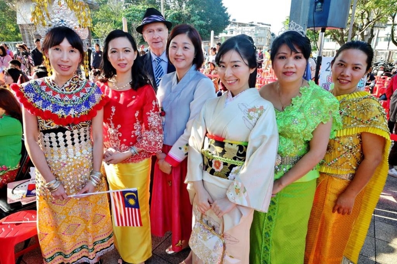 图为台湾的移民节新住民盛装出席。