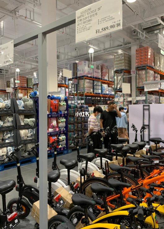Costco开市客发售产品种类繁多，包括各种运动用品。（图片来源：小红书）