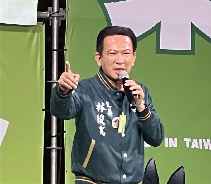 寻求连任的民进党台南五选区立委候选人林俊宪自行宣布当选。洪荣志摄