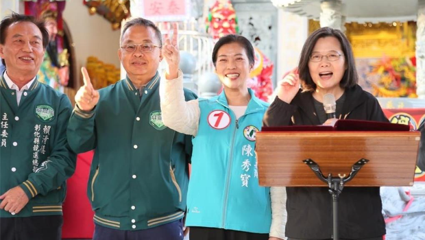 民进党立委陈秀宝（右二）连任成功，蔡英文（右一）选前到彰化县为她站台助选。