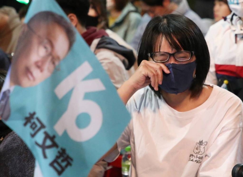 台湾大选13日投票结束后开票，台湾民众党正副领导人候选人柯文哲、吴欣盈竞选总部出现大批支持者，关心开票情形，看著票数逐渐落后，忍不住落泪。
