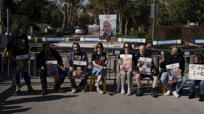 以色列人质家属聚集在内塔尼亚胡私宅外抗议