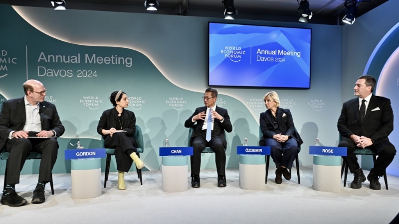 陈茂波(中)在瑞士达沃斯出席世界经济论坛年会其中一场专题讨论会,并在会上发言。陈茂波网志图片 陈茂波(中)在瑞士达沃斯出席世界经济论坛年会其中一场专题讨论会,并在会上发言。陈茂波网志图片