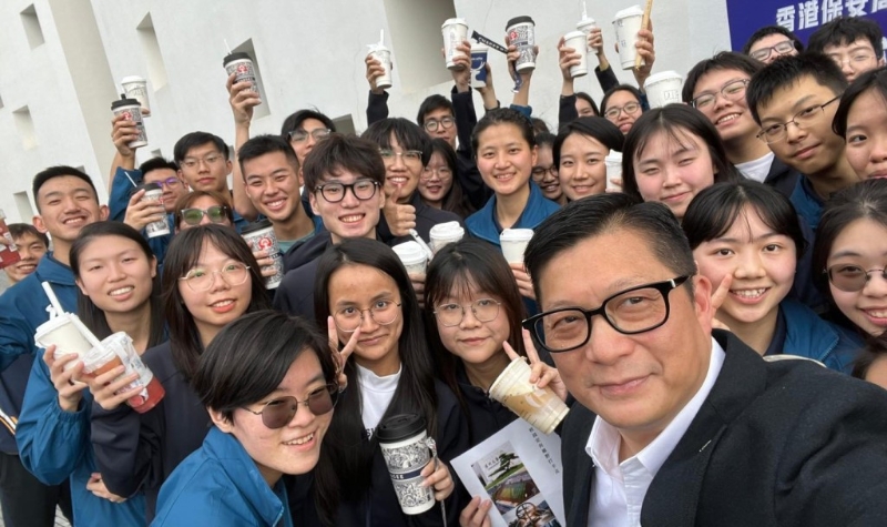 邓炳强率青年领袖回访深圳大学，参观校园喝奶茶感受地道风味