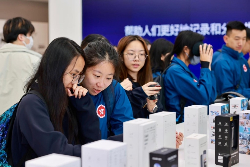 两地青年领袖参访深圳科技公司。
