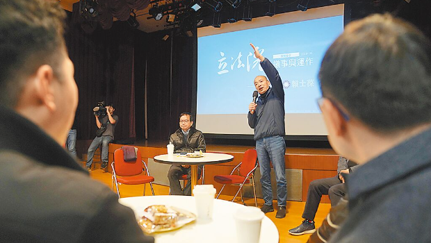 图为赵少康25日为国民党新科“立委”举办“如何当个好“立委””战斗营，不分区“立委”当选人韩国瑜（中右）与“立委”赖士葆（中左）到场分享议事运作情形。