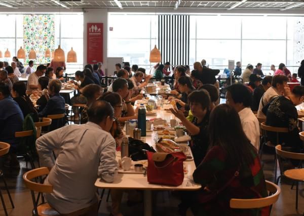 超过10年了，上海宜家家居（IKEA）餐厅依然深受老年相亲人群青睐。 微博