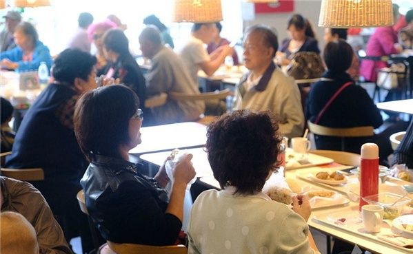 兴致勃勃的老人们，你递给我一个橘子，我递给你一杯茶，偶尔还传递一瓶廉价白酒。 微博