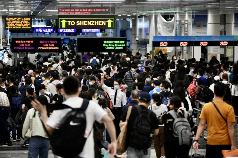 大批香港市民北上消费。 资料图片