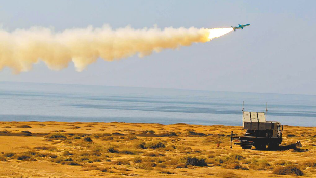 图为伊朗海军正试射一枚导弹。