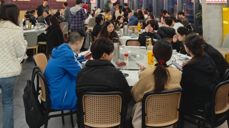 深圳年三十晚的团年饭订枱情况火爆，许多食肆已经爆满。小红书