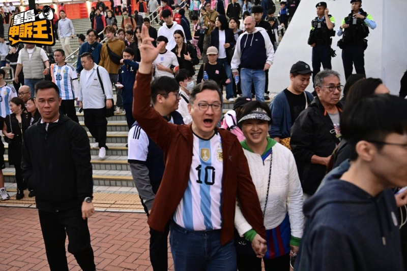 有穿着阿根廷波衫的球迷边走边大叫回水。