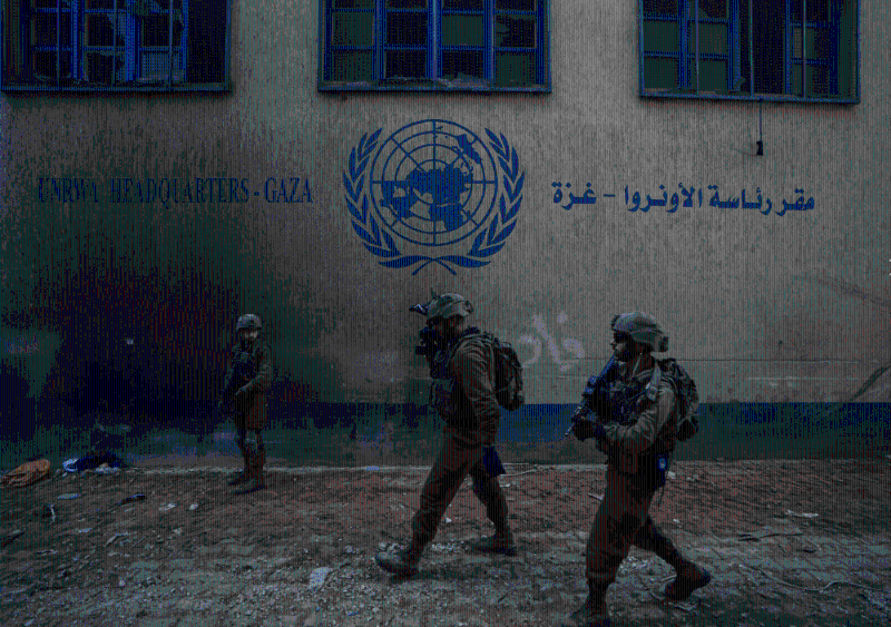 以军宣称，在联合国巴勒斯坦难民救济和工程处（近东救济工程处）于加沙的总部地下，找到一条供哈马斯成员使用的地下通道。 美联社
