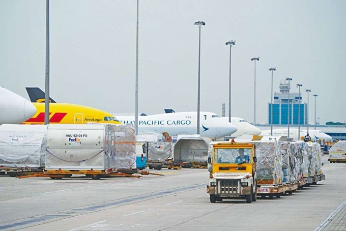 机管局表示，截至本月5日，各机场公司共发出约2000份聘书，约450名输入劳工抵港。