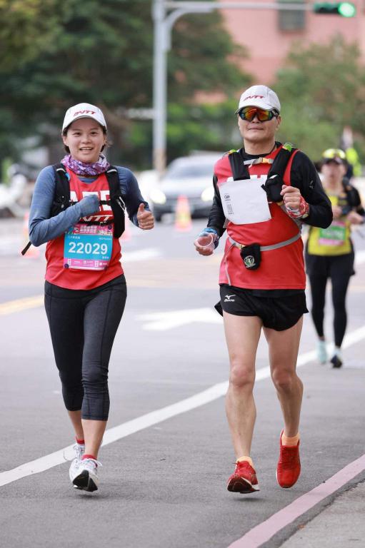 台湾的马拉松赛事招募医生及医护组成义工队同跑当值，其中一人揹AED机方便随时施救。