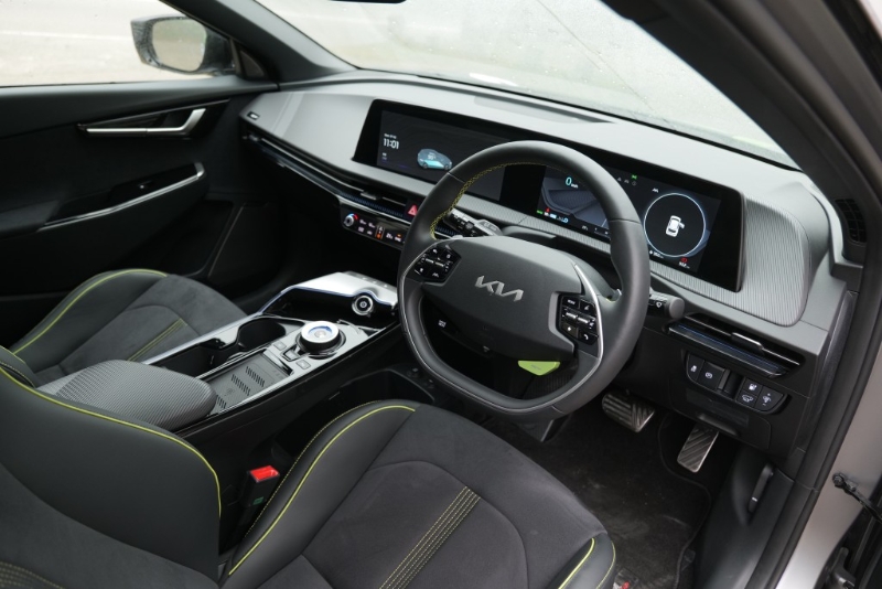 起亚Kia EV6 GT车厢格局跟同系其他版本相似，同配12.3吋双连屏幕表板设计。