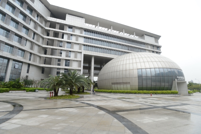港大深圳医院为三级甲等医院，由深圳政府投资，采港式管理的大型综合性公立医院。